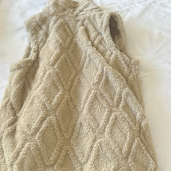 Koolaburra by Ugg cozy Sherpa vest. - Picture 5 of 5